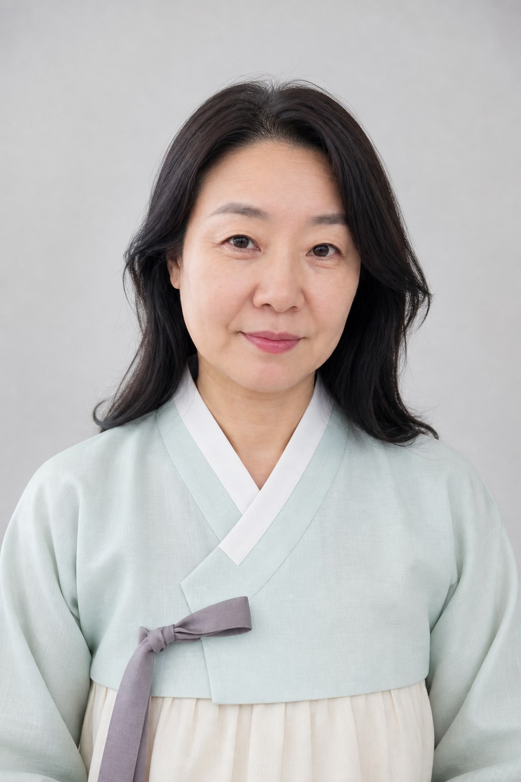 화사한 민트 한복을 입은 중년 여성의 합성 예시 이미지