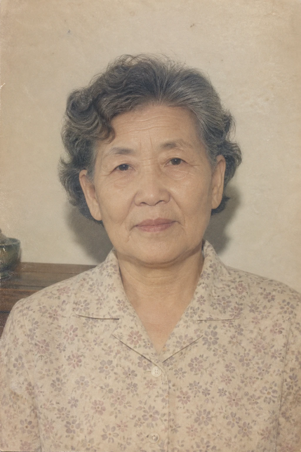 빛바랜 사진에서 얼굴과 상반신이 보이는 사진 예시(합성 이미지)