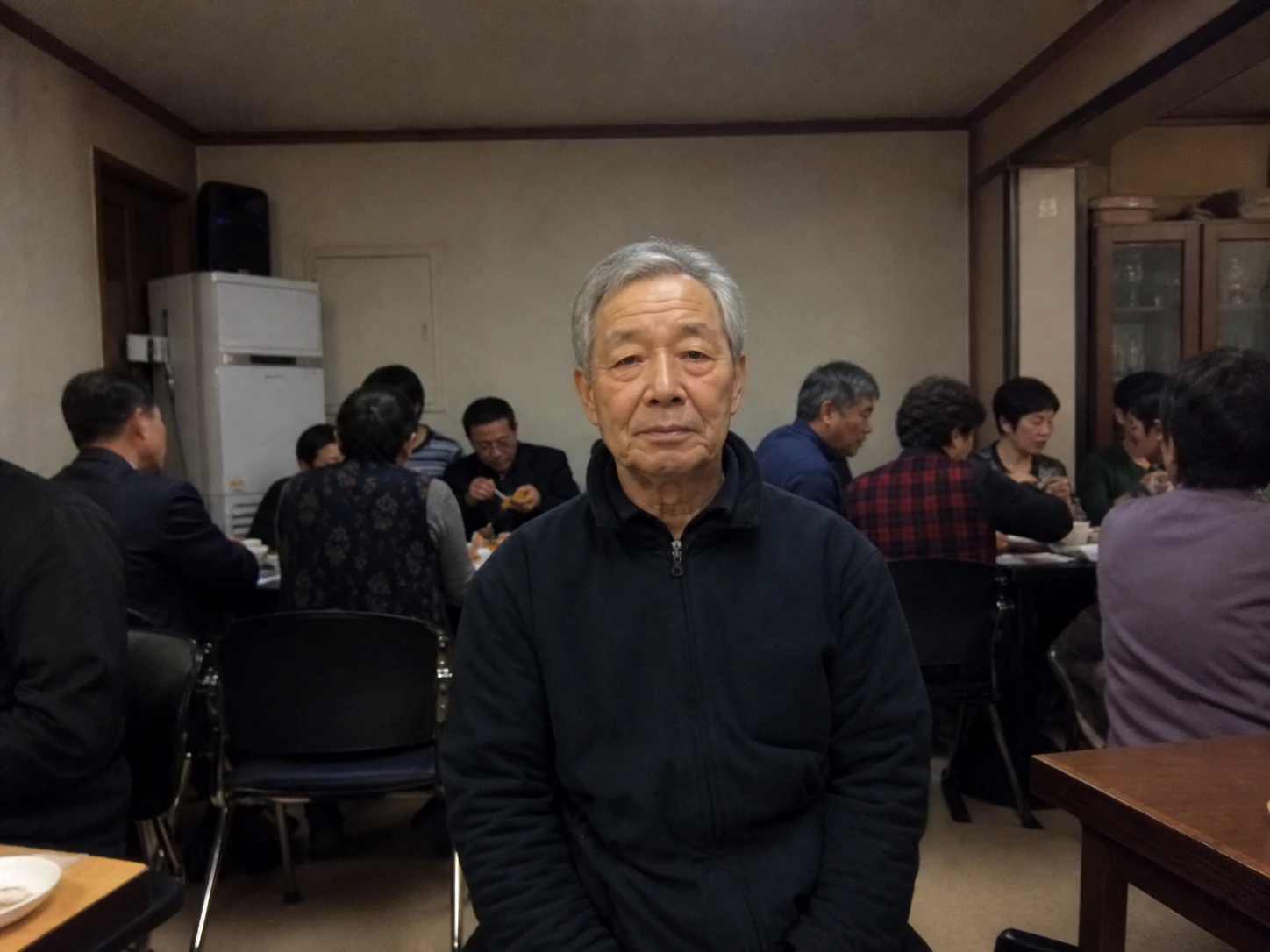 단체사진에서 가운데 인물의 얼굴이 보이는 사진 예시(합성 이미지)
